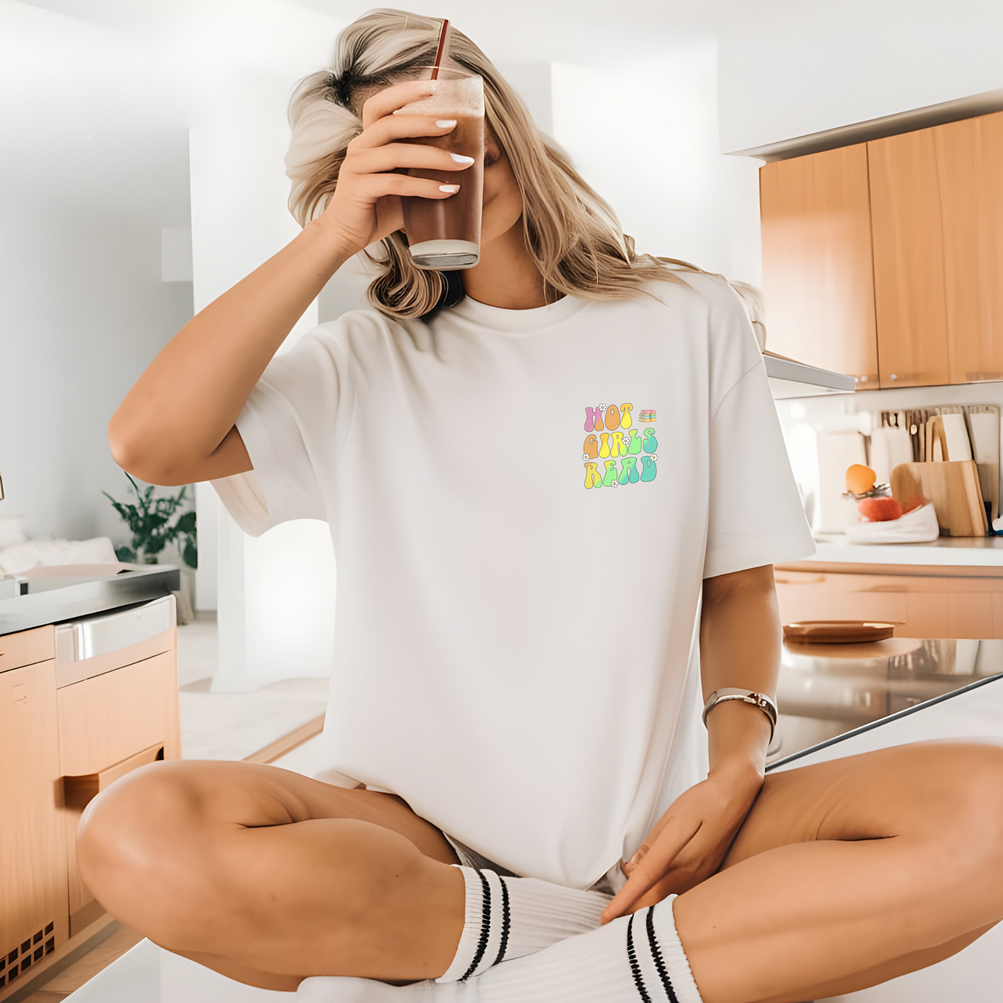 Hot girls read tee