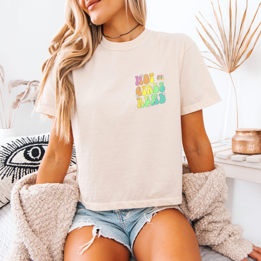 Hot girls read tee